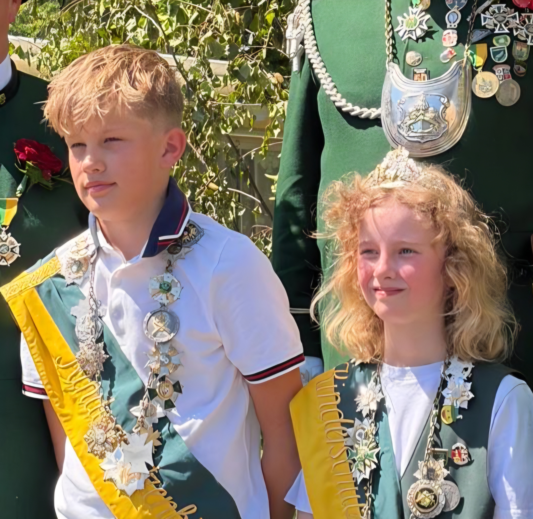 Cousin und Cousine auf dem Kinderkönigsthron